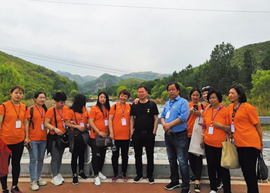 2019年5月公司總經(jīng)理李光華帶隊組織公司員工在河南紅河谷采風(fēng)觀光