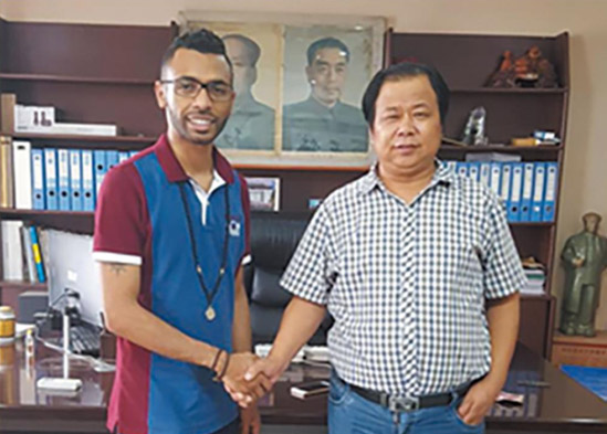 2014年，菲律賓客商來公司考察，李光華總經(jīng)理陪同進(jìn)行業(yè)務(wù)洽談并合影留念