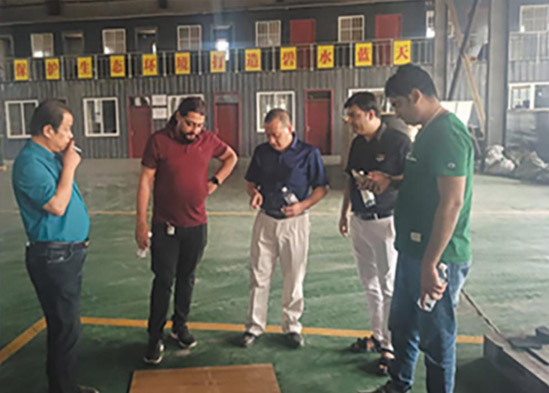 2014年9月巴基斯坦客商來公司廠區(qū)實地考察李光華總經(jīng)理陪同進(jìn)行業(yè)務(wù)洽談介紹新產(chǎn)