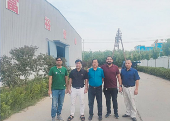 2014年9月巴基斯坦客商來公司考察李光華總經(jīng)理陪同進(jìn)行業(yè)務(wù)洽談并合影留念