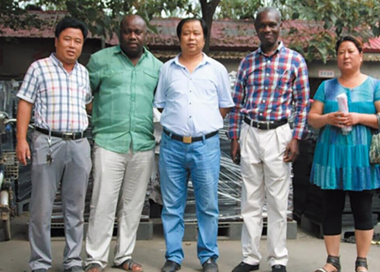 2015年2月尼泊爾客商來公司考察李光華總經(jīng)理(左三)及夫人(右一)陪同并合影留念