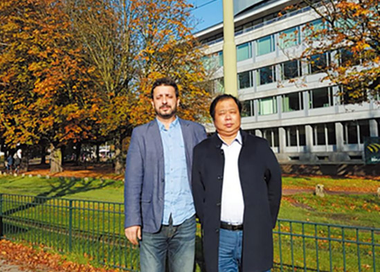 2015年李光華總經(jīng)理在德國與科隆市健身協(xié)會負(fù)責(zé)人就橡膠地板進行洽談，并合影留念