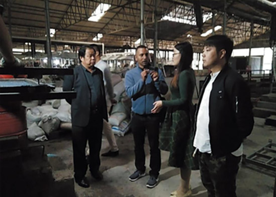 2016年9月尼伯爾客商來公司廠區(qū)實地考察，李光華總經(jīng)理陪同進行業(yè)務(wù)洽談介紹新產(chǎn)品