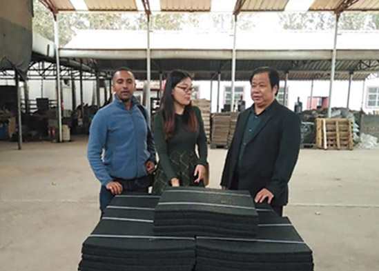 2016年9月尼伯爾客商來公司廠區(qū)實地考察李光華總經(jīng)理進行產(chǎn)品業(yè)務(wù)洽談